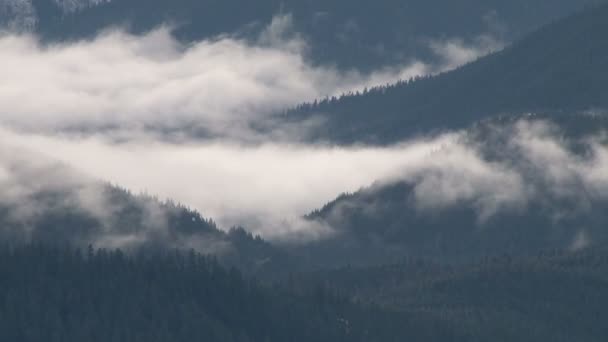 Wolken in de besneeuwde bergen — Stockvideo