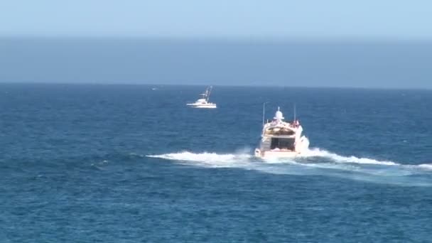Silnika duży luksusowy jacht pod wyjście w morze — Wideo stockowe