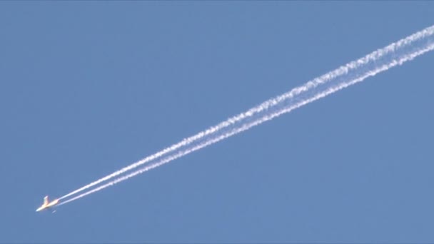 Самолеты, летящие в голубом небе — стоковое видео
