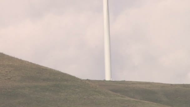 Turbinas eólicas en montaña — Vídeo de stock