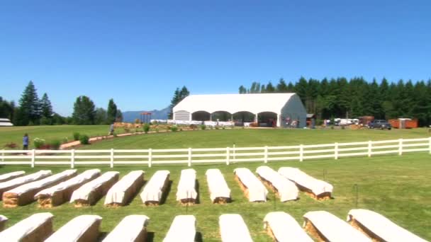 WASHINGTON, EE.UU. - CIRCA JUNIO 2011: Ajuste de la boda al aire libre en Washington viendo el altar y el pasillo de la boda mientras la cámara panorámica . — Vídeo de stock