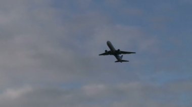 Uçakta bir bulutlu gökyüzü