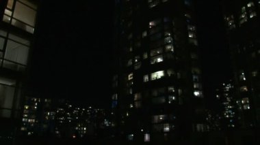 zaman atlamalı vancouver Kanada onların ışıkları açıp condominium evlerinde çok sayıda gösterilen gece şehir hayatının.