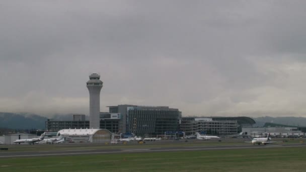 Avião decola no aeroporto de Portland, Oregon . — Vídeo de Stock