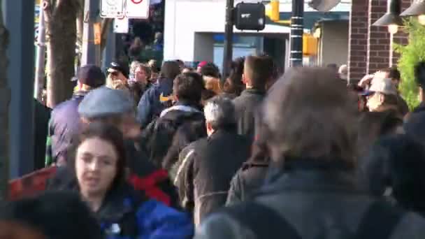 Kerumunan orang berjalan di jalan — Stok Video