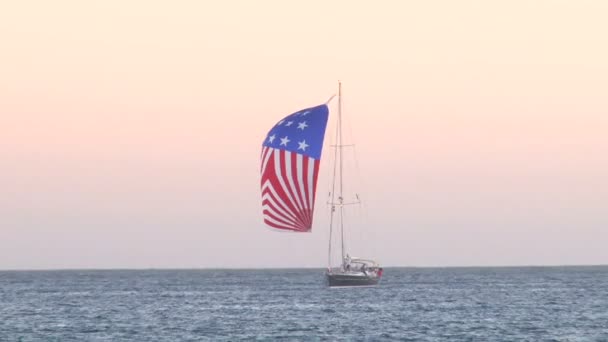 Barco à vela com uma bandeira no oceano — Vídeo de Stock