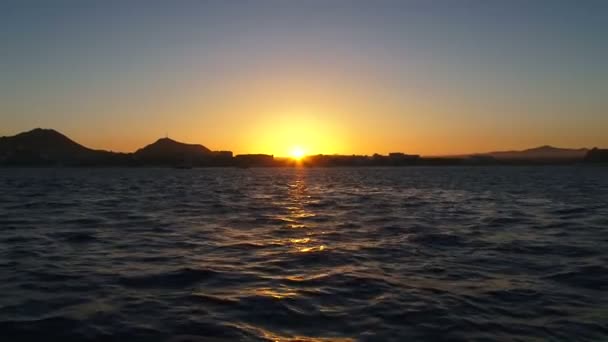 Coucher de soleil parfait sur Cabo San Lucas, Mexique et l'eau de mer du bateau de croisière . — Video
