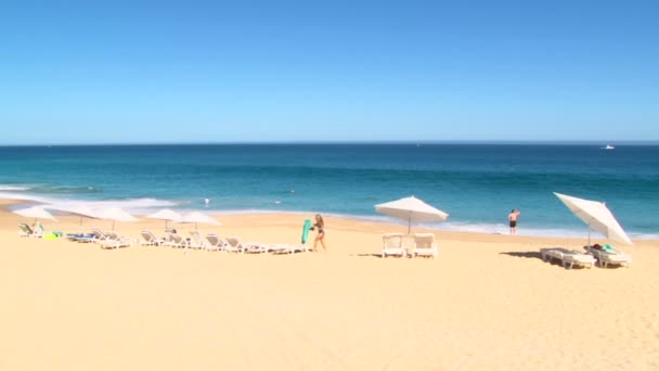 Praia turística no oceano — Vídeo de Stock