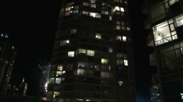 Zaman atlamalı vancouver Kanada onların ışıkları açıp condominium evlerinde çok sayıda gösterilen gece şehir hayatının. — Stok video