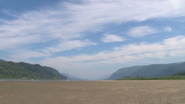 The Columbia River Gorge memisahkan Washington dan Oregon, selang waktu . — Stok Video