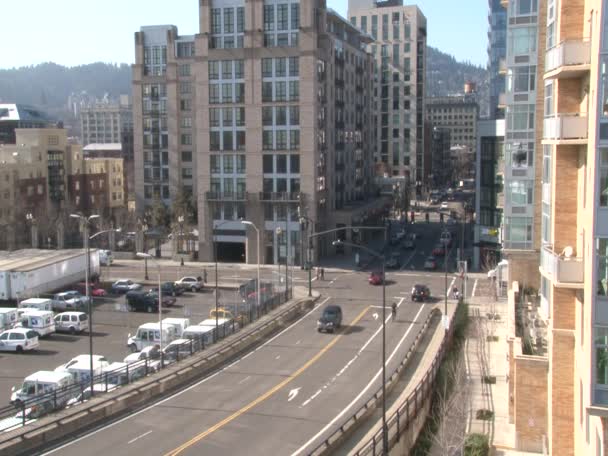 Zeitraffer des Verkehrs in der Innenstadt von Portland, Oregon an einem sonnigen Tag. — Stockvideo