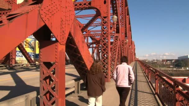 オレゴン州ポートランド。2011 年 10 月頃： コントラスト人乗りの自転車し、トラフィックの橋を渡る. — ストック動画
