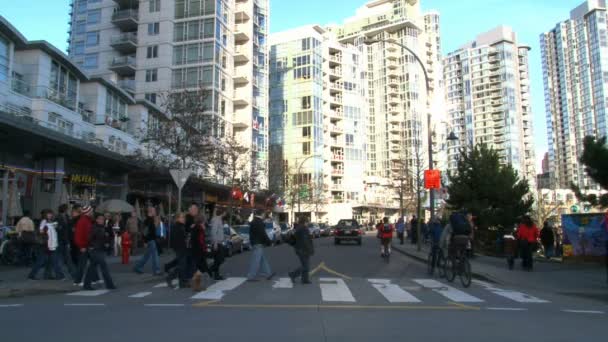VANCOUVER, BRITISH COLOMBIA - CIRCA OCTOBER 2010: Time lapse of very busy intersection and high rise buildings in Vancouver, Canada during the 2010 Olympic Winter Games . — стоковое видео