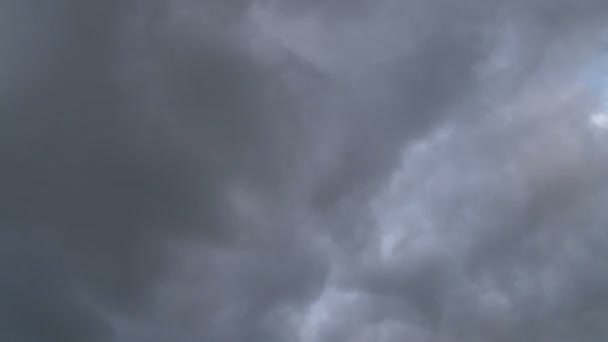 Graue Wolken am blauen Himmel — Stockvideo