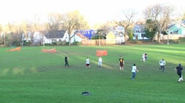 çimde rugby oynayan çocuklar
