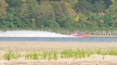 Yarış botu tarafından columbia river gorge hızlandırır..