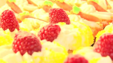 Kamera yakın çekim ve odak raf ahududu kek düğün.