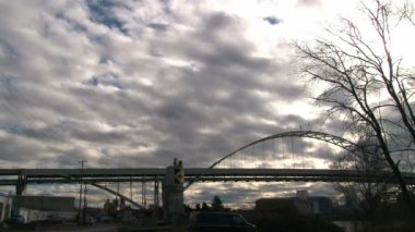 Portland, oregon, Amerika Birleşik Devletleri - Haziran 2010 yaklaşık: zaman atlamalı Portland, oregon Interstate Köprüsü üzerinden trafik.