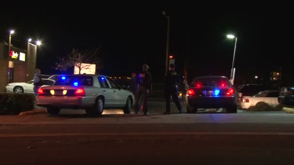 PORTLAND, OREGON - CIRCA 2012 - Police officer and FBI agent downtown at crime scene. — Stock Video