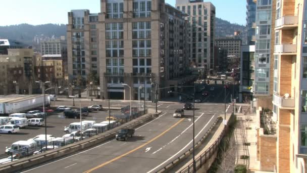 Time lapse del traffico che entra nel centro di Portland, Oregon nella giornata di sole . — Video Stock