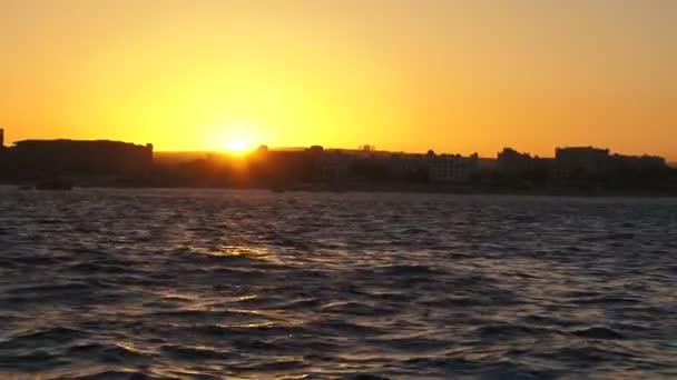 Coucher de soleil parfait sur Cabo San Lucas, Mexique et l'eau de mer du bateau de croisière . — Video