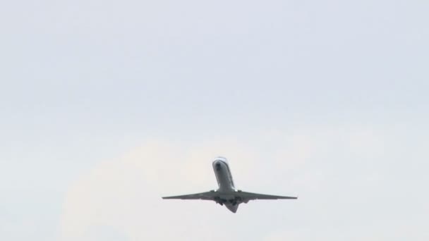 Flugzeug an einem bewölkten Himmel — Stockvideo
