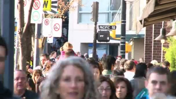 Menigte van het lopen op straat — Stockvideo