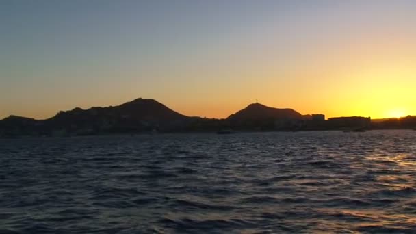 Mükemmel günbatımı üzerinde cabo san lucas, Meksika ve okyanus su cruise ship den. — Stok video