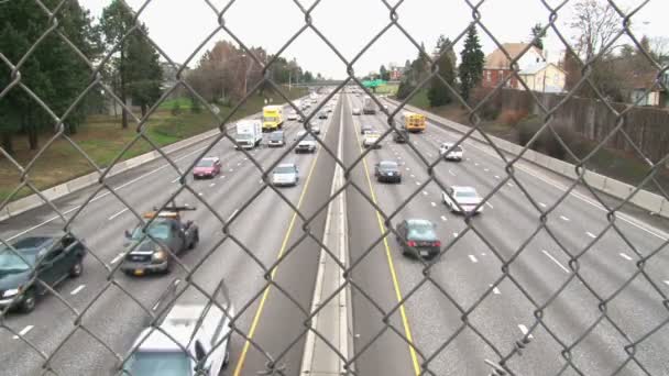 ポートランド、オレゴン州高速道路上のトラフィックします。. — ストック動画