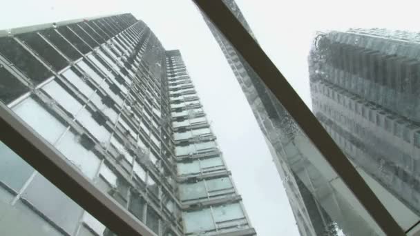 Inclinación circular sobre edificios altos durante la tormenta de lluvia . — Vídeo de stock