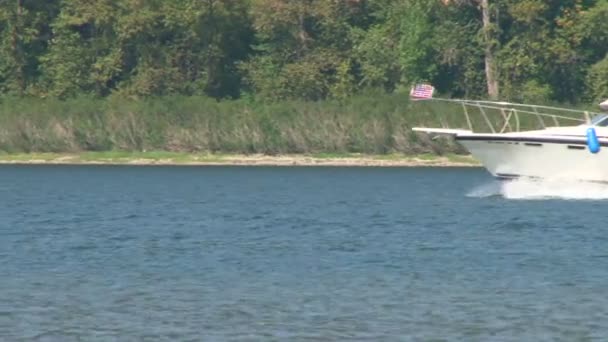 Grande embarcation à moteur passant à toute vitesse dans les gorges du fleuve Columbia . — Video