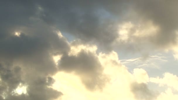 El sol brilla entre las nubes grises — Vídeo de stock