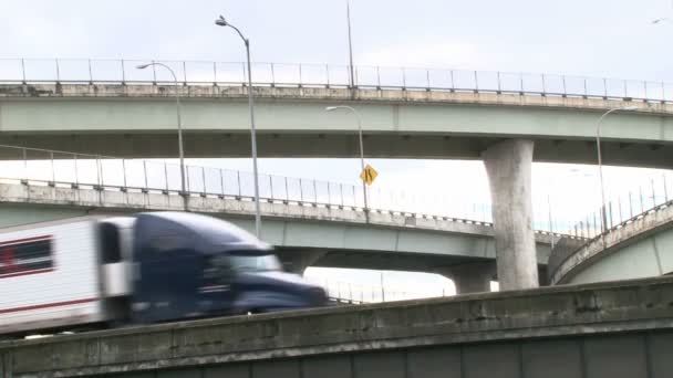 Traffic driving in Portland, Oregon over freeway overpass. — Stock Video