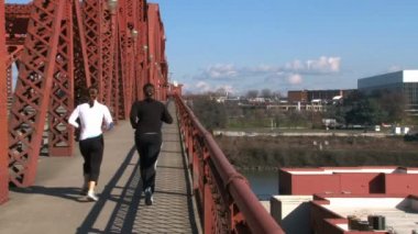 Portland, oregon. yaklaşık Ekim 2011: tezat kişinin binmek bisiklet ve köprü geçiş trafik.