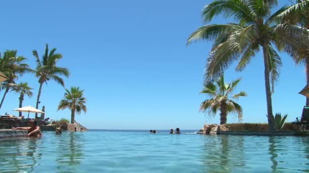 Piscina no resort . — Vídeo de Stock