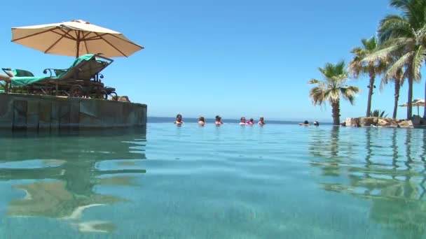 Piscina no resort . — Vídeo de Stock