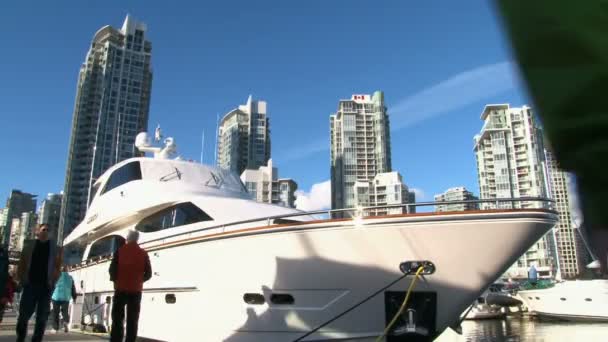 Passeggiata sul molo vicino al porto dello yacht — Video Stock