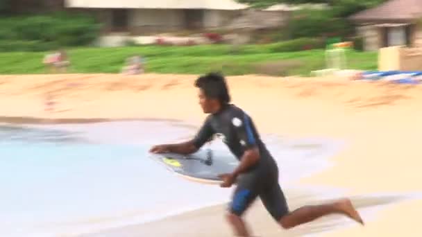 Hombre surfeando en la playa — Vídeos de Stock