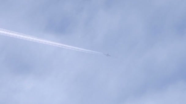 Jet uçağın gökyüzünde — Stok video