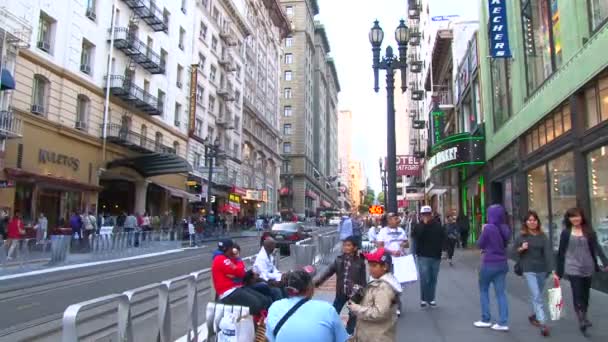 SAN FRANCISCO - CIRCA DECEMBER 2011: Cruzamento movimentado com caminhada e direção em São Francisco, Califórnia .. — Vídeo de Stock