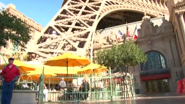 Vista desde debajo de la Torre Eiffel en París — Vídeos de Stock