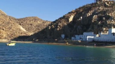 arka planda dağların yakınında şehrin deniz gemi