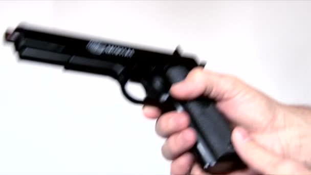 Заряжать и стрелять из пистолета — стоковое видео