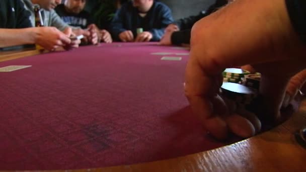 Чоловіки грають в покер — стокове відео