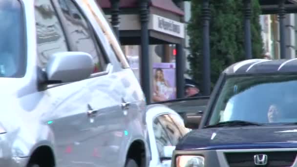 Und Autos in der Stadt — Stockvideo