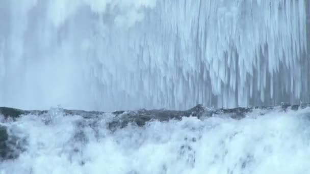 Besneeuwde waterval — Stockvideo