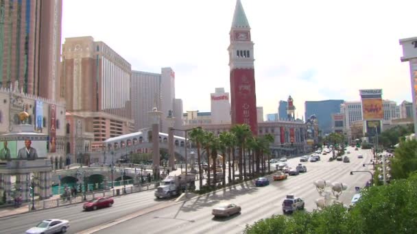 Cars go through the streets of Las Vegas — Stock Video