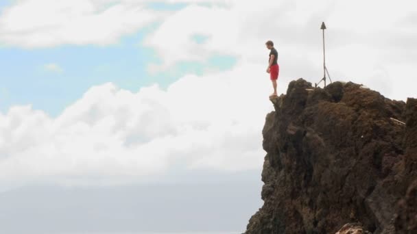 Sprung vom Felsen ins Wasser — Stockvideo