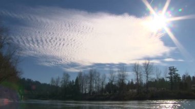 büyük şehirde gökdelenler içinde güneş doğar