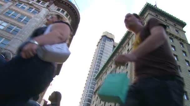 Intersection occupée avec la marche en San Francisco, Californie — Video